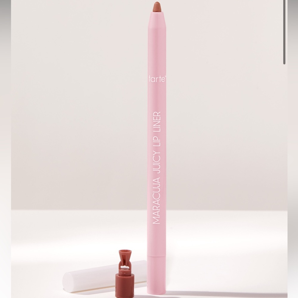 Maracuja juicy lip liner in soft pink